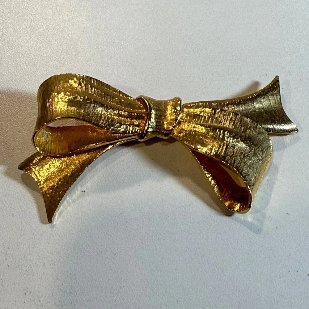 Vintage Gold Tone Ribbon Bow Brooch Pin Textured Metal Fashion Jewelry Accessory